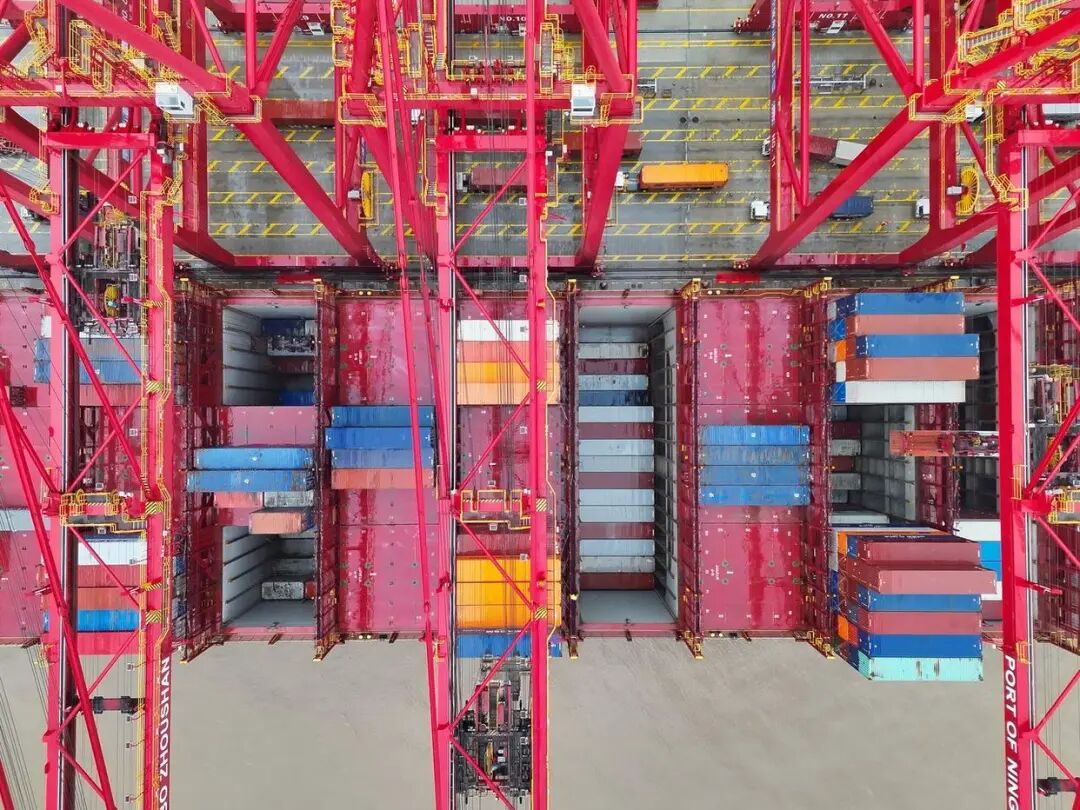 寧波舟山港迎新年首艘"海上巨無(wú)霸"，內(nèi)貿(mào)集裝箱海運(yùn)開啟新篇章