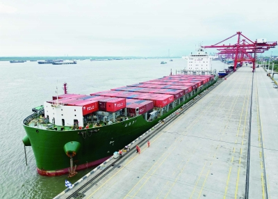 南京港成功靠泊最大內(nèi)貿(mào)集裝箱船 "江遠(yuǎn)集2"輪，為客戶帶來全新物流體驗