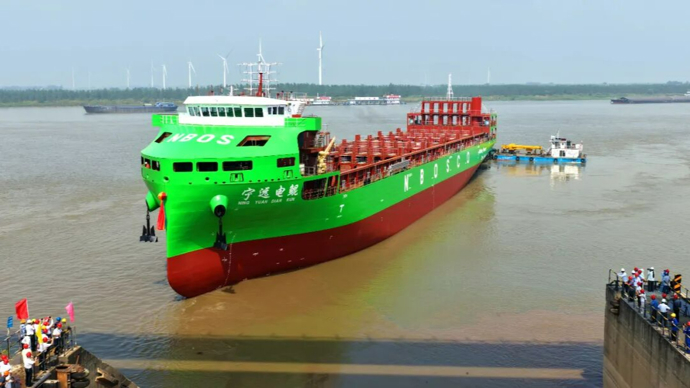 歷史性突破！全球最大萬(wàn)噸級(jí)純電動(dòng)智能海船，成功下水